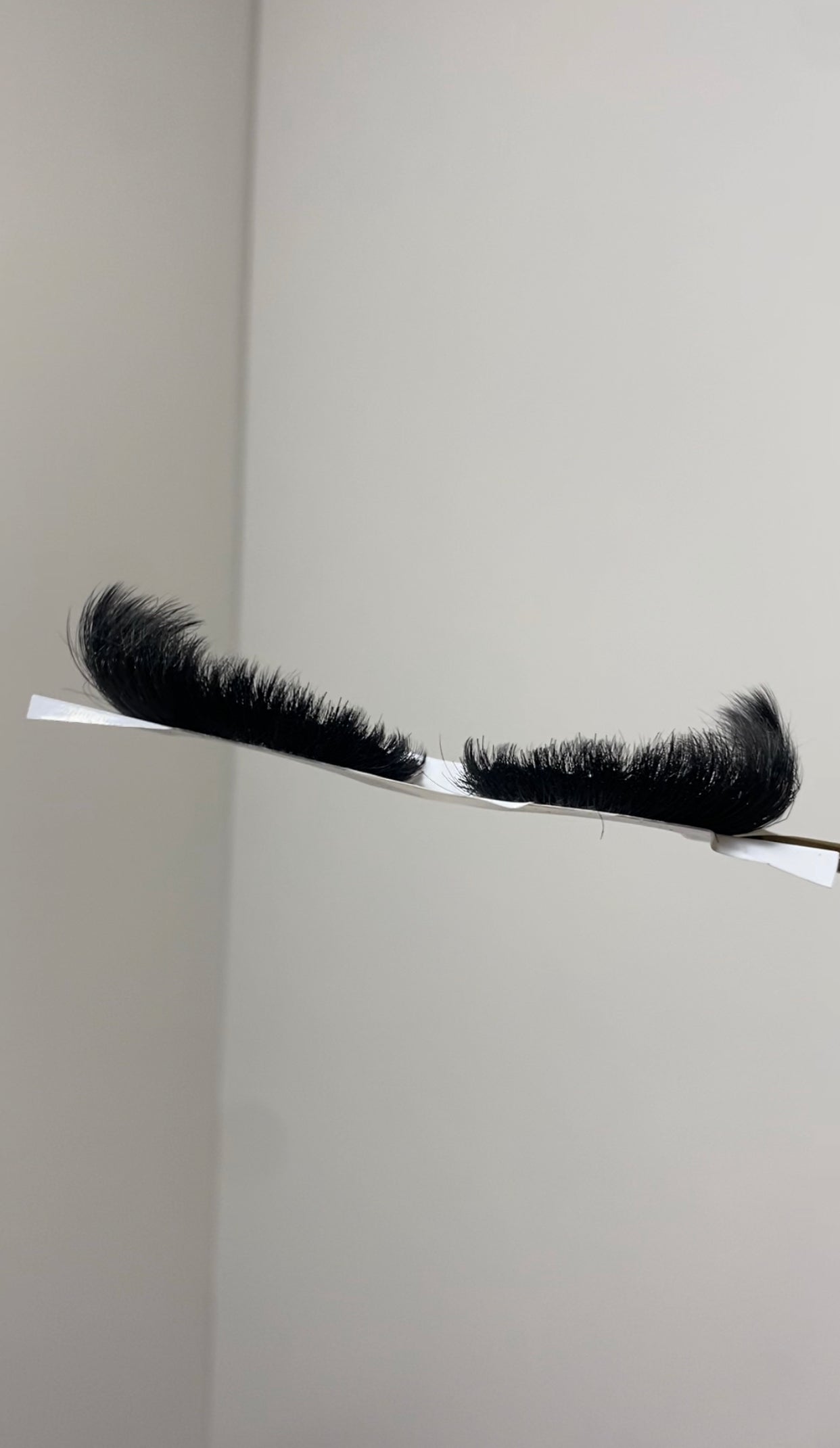 Dramatic cat eye lash strips