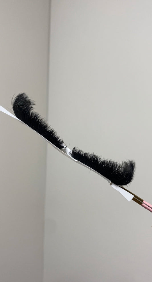 Dramatic cat eye lash strips