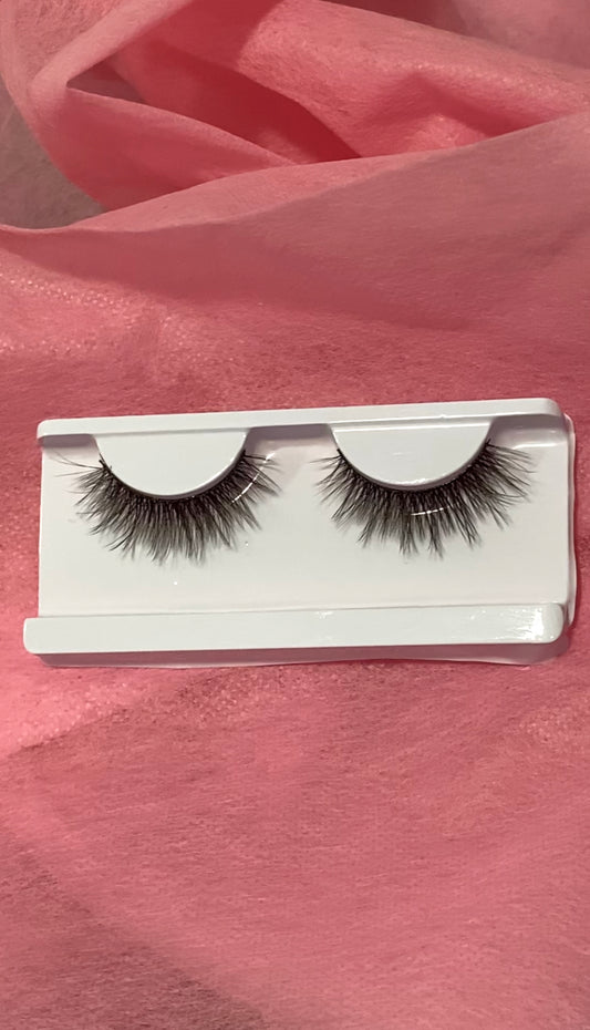‘Juliana’ natural strip lashes