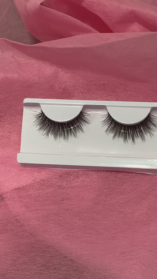 ‘Juliana’ natural strip lashes